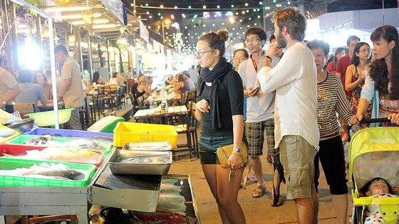 Du khách thăm chợ đêm Phú Quốc (Kiên Giang)
