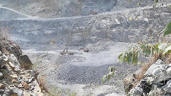 Hiện trường khai thác ở một cụm mỏ đá Dĩ An