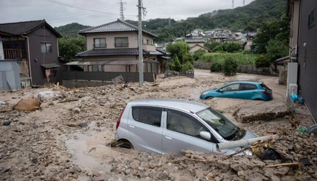 Những chiếc xe bị kẹt trong bùn sau trận lũ ở Saka, Hiroshima ngày 8-7.