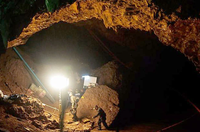 Hình ảnh đội cứu hộ thực hiện chiến dịch giải cứu 13 sinh mạng bị mắc kẹ trong hang động Tham Luang, tỉnh Chiang Rai (Thái Lan). Ảnh: Patipat Janthong