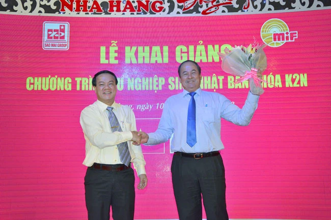 Ông Lê Thanh Thuấn - Chủ tịch Tập đoàn Sao Mai tặng hoa cho ông Nguyễn Thanh Bình - Phó Chủ tịch UBND tỉnh An Giang