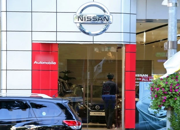 Phòng trưng bày xe ô tô Nissan ở Seoul (Hàn Quốc). (Nguồn: AFP/TTXVN)