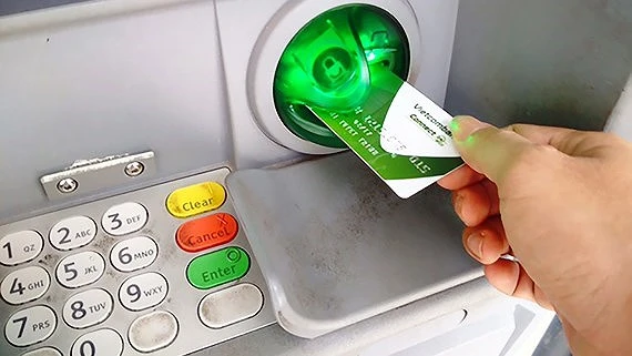 NHNN “thổi còi” vụ tăng phí rút tiền nội mạng ATM
