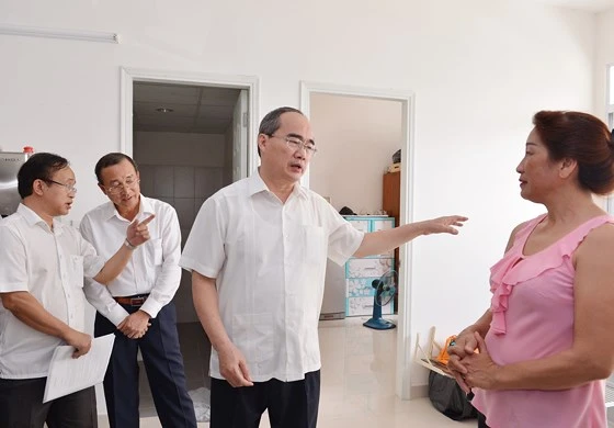 Bí thư Thành ủy TPHCM Nguyễn Thiện Nhân thăm hỏi người dân Thủ Thiêm đồng ý lên ở khu chung cư tái định cư. Ảnh: VIỆT DŨNG
