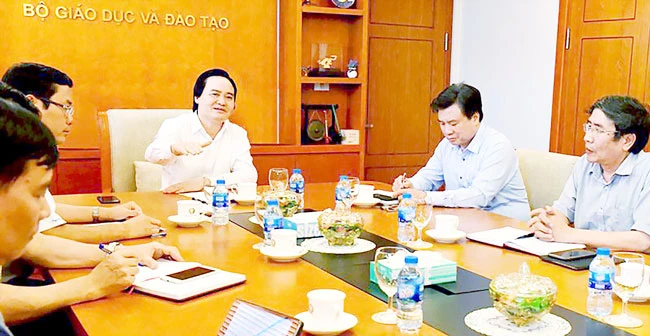 Bộ trưởng Bộ GD-ĐT Phùng Xuân Nhạ họp với lãnh đạo Ban chỉ đạo thi THPT quốc gia chiều 19-7