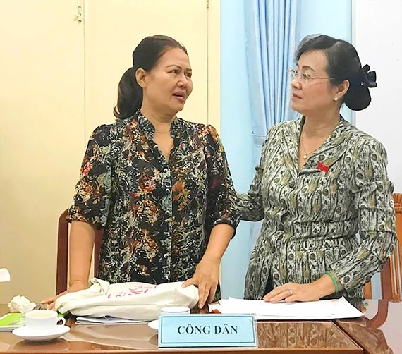 Chủ tịch HĐND TPHCM Nguyễn Thị Quyết Tâm trao đổi với cử tri Hồ Thị Mai (quận 2, TPHCM)