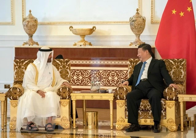 Hoàng thái tử Abu Dhabi Sheikh Mohammed bin Zayed Al Nahyan (trái) và Chủ tịch Trung Quốc Tập Cận Bình tại cuộc gặp ở Abu Dhabi của UAE ngày 19/7. (Ảnh: AFP/TTXVN)