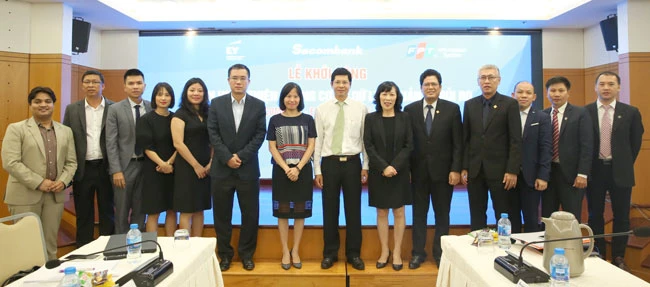 Đại diện lãnh đạo Sacombank, Ernst & Young Việt Nam và FPT IS tại buổi khởi động dự án “Hoàn thiện khung cơ sở dữ liệu quản lý rủi ro”.