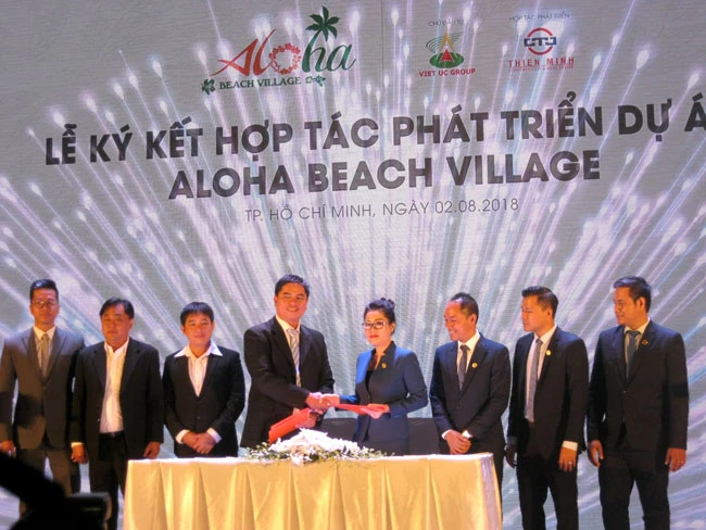 Bà Nguyễn Vũ Thiên Diễm cùng đại diện chủ đầu tư Việt Úc Group ký kết phát triển giai đoạn 2 của dự án.