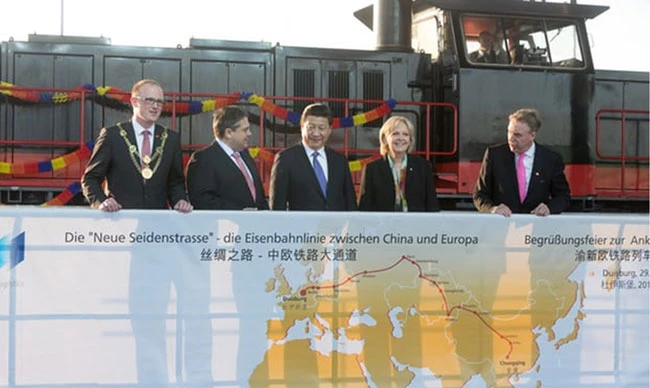 Chủ tịch nước Trung Quốc Tập Cận Bình đến thăm Duisburg vào năm 2014 và chào đón sự xuất hiện của tàu hỏa Yuxinou, kết nối Duisburg trực tiếp với Trùng Khánh. Ảnh: TheGuardian