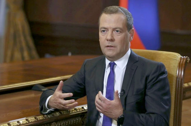 Thủ tướng Nga Dmitry Medvedev phát biểu trong một cuộc phỏng vấn với tờ báo Kommersant của Nga tại dinh thự Gorki, Nga. Ảnh: Reuters