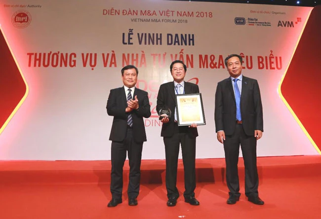 Ông Lê Thành Trung – Phó TGĐ HDBank nhận giải “Doanh nghiệp có chiến lược M & A tiêu biểu Nhất của Thập kỷ (2009- 2018)”