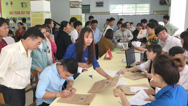 Những tân sinh viên năm 2018 đến trường đại học Trà Vinh làm thủ tục nhập học