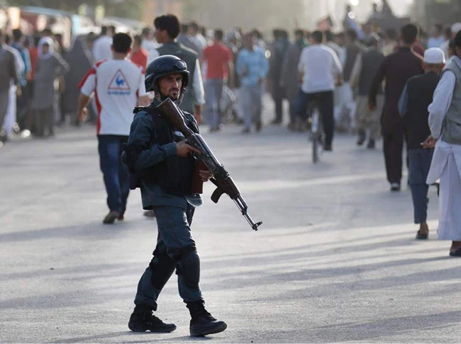  Tuần tra an ninh tại hiện trường vụ tấn công tự sát ở Kabul, Afghanistan (EPA)