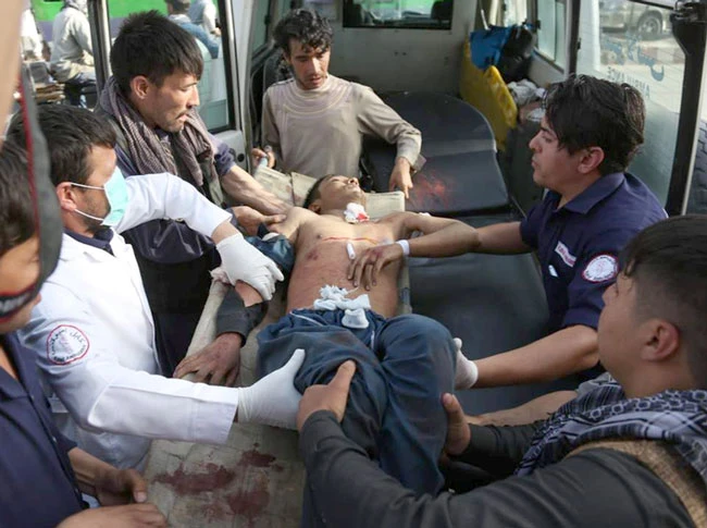 Một nạn nhân còn rất trẻ đang được cấp cứu trong xe cứu thương. ẢNH: ASSOCIATED PRESS