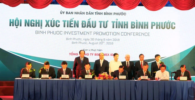 Ông Phan Đình Tuệ, Phó Tổng giám đốc Sacombank (ngồi thứ 3 từ phải qua) ký hợp đồng hợp tác toàn diện với Becamex Bình Phước.