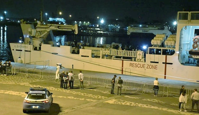Hình ảnh con tàu cứu hộ Diciotti tại cảng Catania nước Ý. Ảnh: TheGuardian