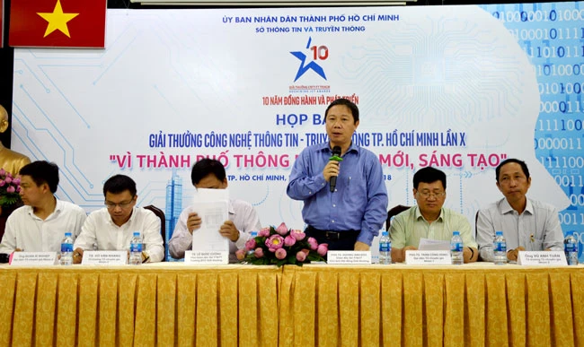 Ông Dương Anh Đức, Giám đốc Sở Thông tin và Truyền thông TPHCM thông tin giải thưởng với báo chí.
