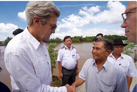 Ông John Kerry trong một lần trở lại Việt Nam
