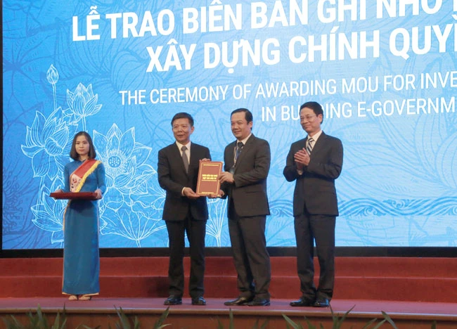 Lãnh đạo VNPT nhận biên bản ghi nhớ xây dựng chính quyền điện tử tỉnh Quảng Bình