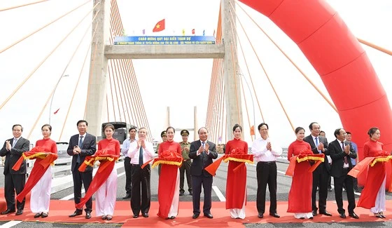 Thủ tướng Nguyễn Xuân Phúc phát lệnh thông xe cao tốc Hạ Long-Hải Phòng