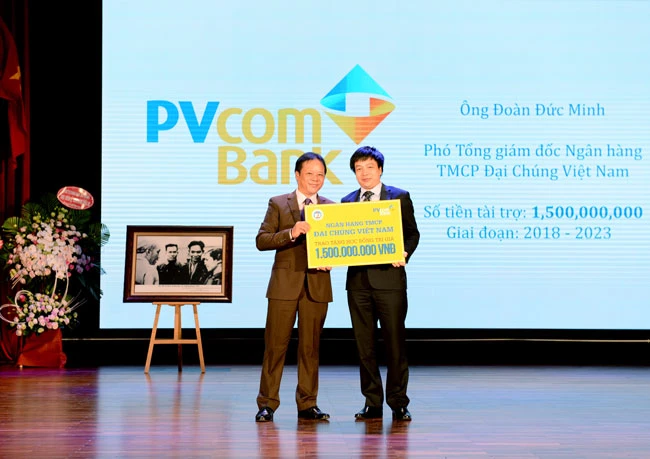 Ông Đoàn Đức Minh – Phó Tổng Giám đốc PVcomBank trao số tiền tài trợ học bổng cho sinh viên Đại học Kinh tế Quốc dân.
