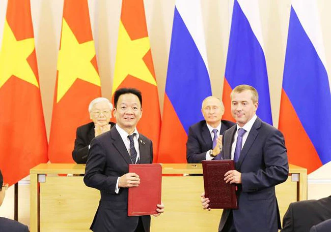 Tổng Bí thư Nguyễn Phú Trọng và Tổng thống Nga Putin chứng kiến lễ ký kết của đại diện SHB với đại diện các định chế tài chính quốc tế tại Nga.