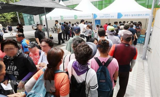 Người tìm việc xếp hàng tại hội chợ việc làm ở Seoul, Hàn Quốc ngày 20/8. (Ảnh: Yonhap/TTXVN)