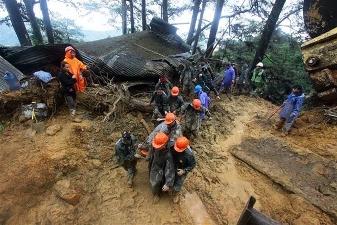 Lực lượng cứu hộ chuyển thi thể nạn nhân thiệt mạng trong vụ lở bùn do ảnh hưởng của bão Mangkhut tại thành phố Baguio, Philippines ngày 16/9. (Nguồn: AFP/TTXVN)