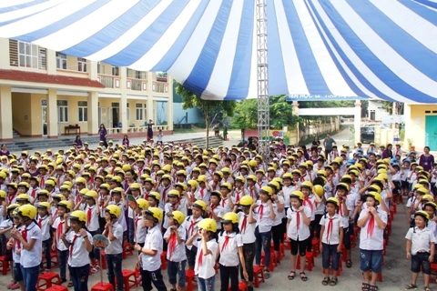 Tặng và hướng dẫn đội mũ bảo hiểm đúng cách cho học sinh Trường Tiểu học Hóa Thượng 1 (Thái Nguyên).