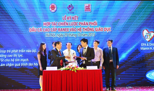 Tập đoàn Sao Mai ký kết với Công ty Cổ phần Thương mại Quốc tế B & B Việt Nam đưa Dầu ăn cao cấp Ranee vào hệ thống giáo dục dưới sự chứng kiến của GS. Tiến sĩ Lê Danh Tuyên (bìa phải).