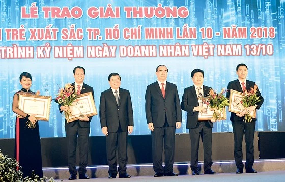 Bí thư Thành ủy TPHCM Nguyễn Thiện Nhân và Chủ tịch UBND TPHCM Nguyễn Thành Phong, trao giải thưởng cho các doanh nhân trẻ xuất sắc TPHCM. Ảnh: NGUYỄN ĐÌNH