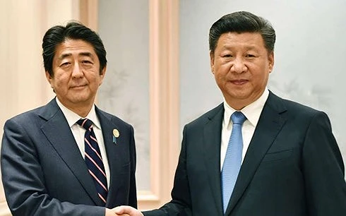 Thủ tướng Nhật Bản Shinzo Abe và Chủ tịch Trung Quốc Tập Cận Bình trong một cuộc gặp. (Ảnh: Kyodo).