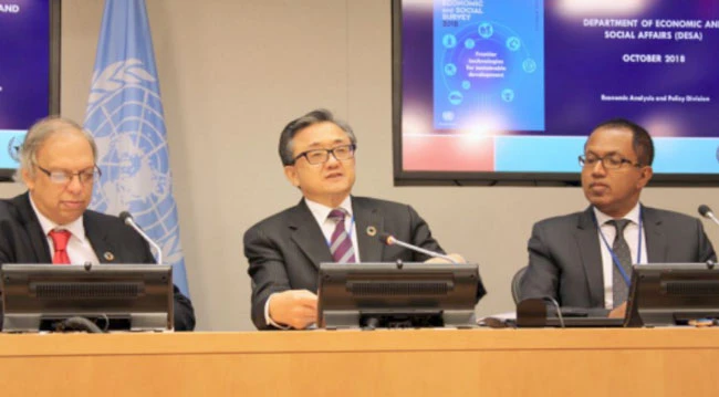 Liu Zhenmin, Phó Tổng thư ký Liên hợp quốc (ở giữa) phụ trách các vấn đề kinh tế và xã hội.