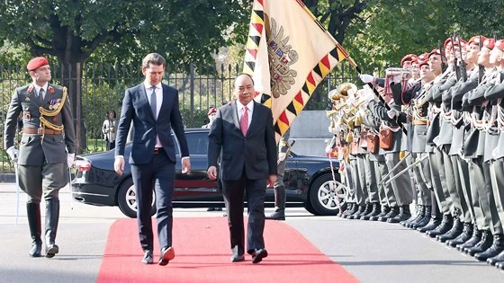 Thủ tướng Áo Sebastian Kurz và Thủ tướng Nguyễn Xuân Phúc duyệt đội danh dự 