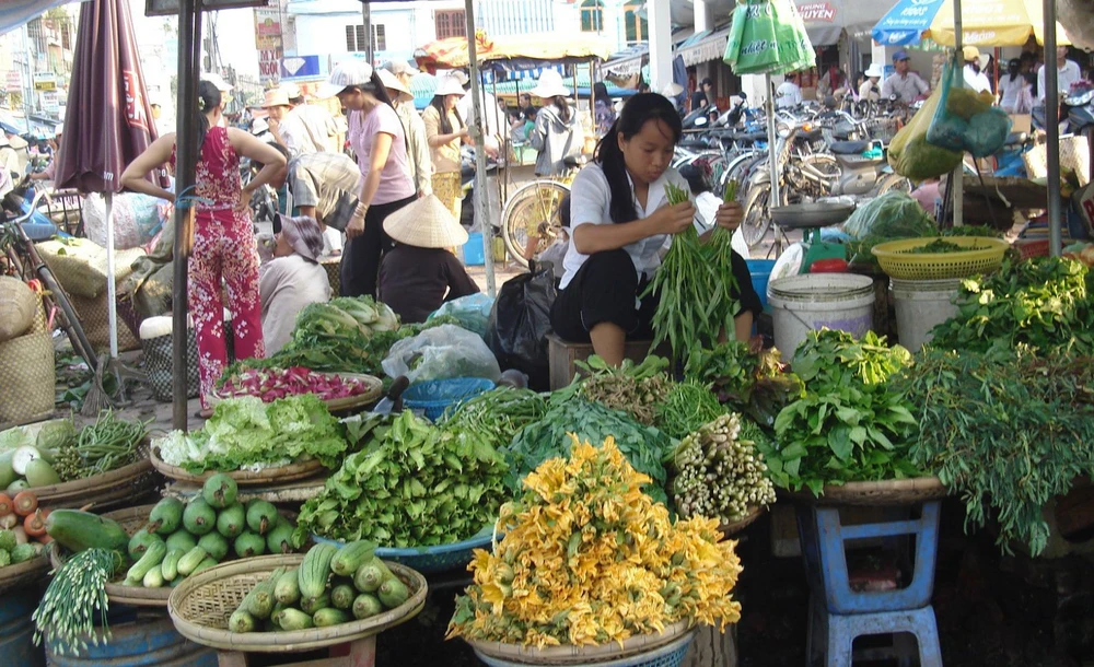 Hà Nội hiện có 454 chợ, chiếm khoảng 60% tổng mức lưu chuyển hàng hóa toàn thành phố