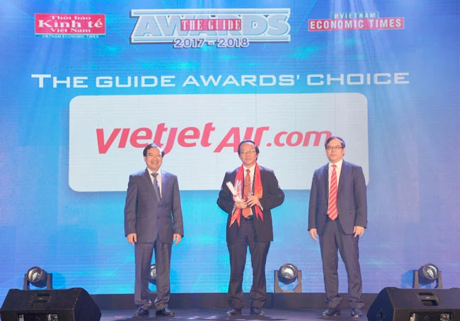Phó Tổng giám đốc Vietjet Đỗ Xuân Quang nhận giải thưởng