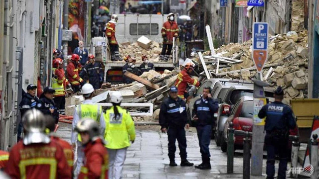 Lực lượng cứu hộ tìm kiếm các nạn nhân trong đống đổ nát sau khi hai tòa nhà ở trung Marseille bất ngờ sập - Ảnh: AFP