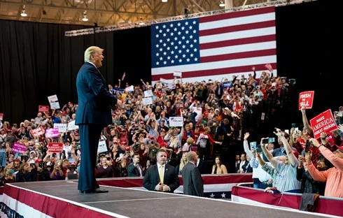 Tổng thống Donald Trump tại một cuộc mít tinh ngày 5/11 ở Cleveland. Ảnh: New York Times
