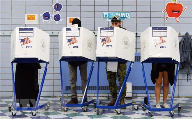 Cử tri Mỹ bỏ phiếu bầu Quốc hội giữa nhiệm kỳ tại điểm bầu cử ở Manhattan, New York. (Ảnh: THX/TTXVN)