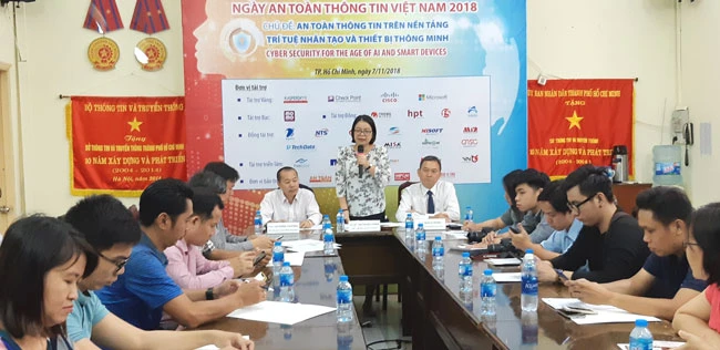 Lãnh đạo Sở Thông tin và Truyền thông TPHCM thông tin Ngày ATTT Việt Nam 2018 đến báo giới.