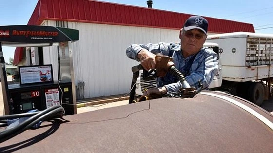 Nông dân nhiều nước 'khóc ròng' vì giá giá xăng dầu tăng quá mạnh. (Ảnh: Reuters)