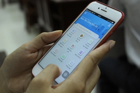 Người dân truy cập vào ứng dụng "Bình Tân công dân số" để tra cứu thông tin quy hoạch 