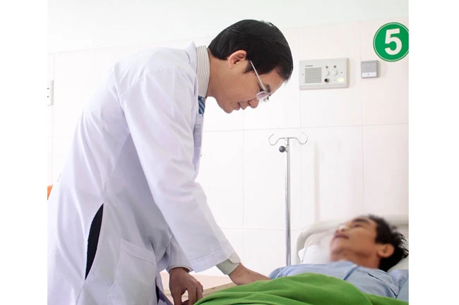 BS Nguyễn Hữu Kỳ Phương thăm khám cho bệnh nhân sau phẫu thuật