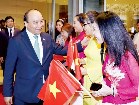 Cán bộ, nhân viên Đại sứ quán Việt Nam tại Singapore tiễn Thủ tướng Nguyễn Xuân Phúc. Ảnh: TTXVN