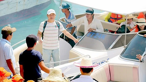 Một số khách Trung Quốc làm hướng dẫn viên chui cho đoàn khách Trung Quốc