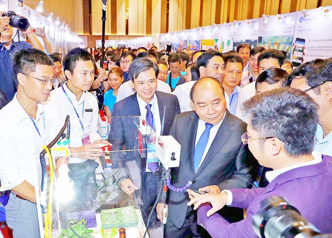 Thủ tướng Nguyễn Xuân Phúc tìm hiểu những mô hình trưng bày ý tưởng khởi nghiệp