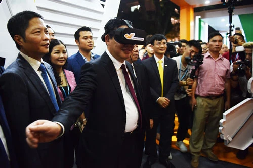 Phó Thủ tướng Vương Đình Huệ trải nghiệm thương mại điện tử tại phố đi bộ Hồ Gươm trong ngày khai mạc Online Friday. Ảnh: VGP/Phan Trang