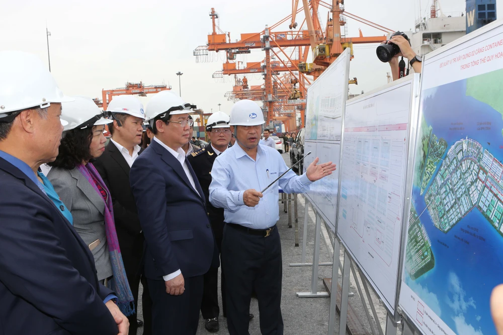 Phó Thủ tướng thăm cảng Tân Vũ của Tổng công ty Hàng hải Việt Nam. Ảnh: VGP/Thành Chung