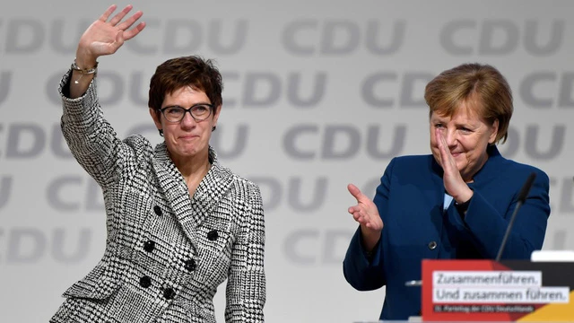 Bà Annegret Kramp-Karrenbauer đứng kế cựu thủ tướng Đức Angela Merkel sau cuộc bầu cử.